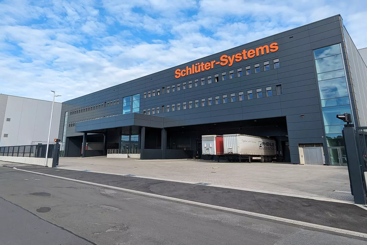 Utsikt &ouml;ver Schl&uuml;ter-Systems nya logistikcentrum